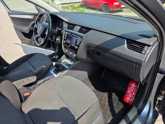 ŠKODA OCTAVIA COMBI 1.6 CRTDI 77KW ELEGANCE - 9