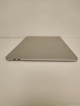 MacBook Pro 15 (2018, A1990) | Intel Core i7 2.2 GHz • 16 GB - 9