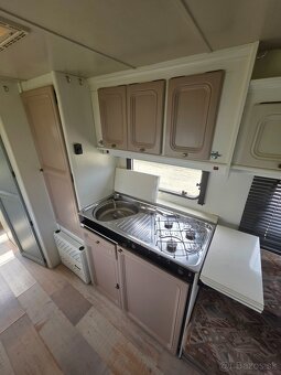 Karavan LMC 490 - predstan s bokami - 9