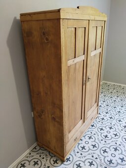 Stará, secesní skříň po renovaci, voskovaná 2 - 9