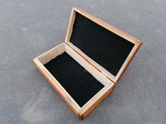 Predám starožitná drevená šperkovnica - 9