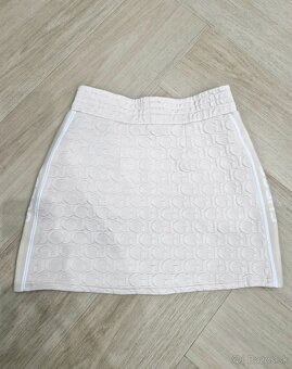 NOVE Guess logovany kremovy crop top, sukna, smotanova sukna - 9