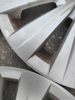 Sada plechovych diskov original VW + VW Puklice - 9