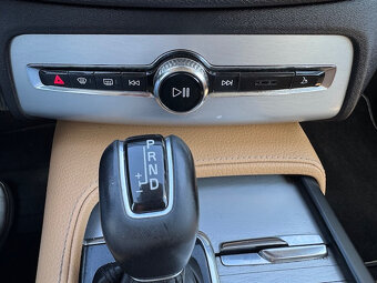 Volvo XC90 XC 90 D5 Drive-E Momentum AWD A/T - 9