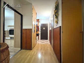 3 IZBÁK V CENTRE S PRESKLENÝM BALKÓNOM - HRNČ., STROPKOV - 9