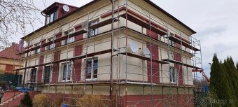 Striekanie farieb na zateplené fasády a brizolity - 9