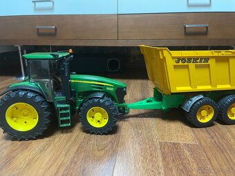 Bruder traktor John Deere a vlečka Joskin - 9