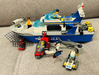 LEGO® City 60277 Policajná hliadková loď - 9