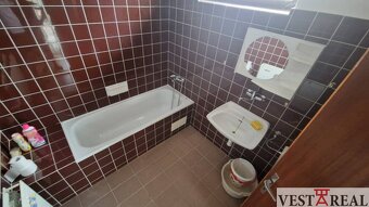 Na predaj veľký rodinný dom s garážou pozemok 838 m2 Veľké K - 9