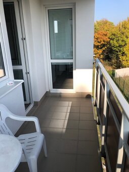 Moderný priestraný 2 izbový byt s garážovým státim - 9