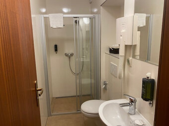 Prenajmem ( predám ) zabehnutý hotel pri R1 medzi BB ZV - 9