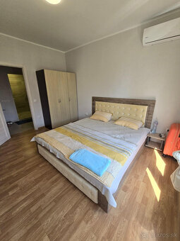 EXKLUZÍVNE Priestranný a zariadený 2-izbový apartmán v rez - 9