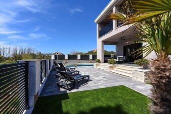 Chorvátsko luxusná vila s vyhrievaným bazénom 100 m od mora. - 9