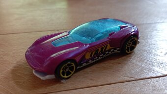 Hotwheels autíčka - 9