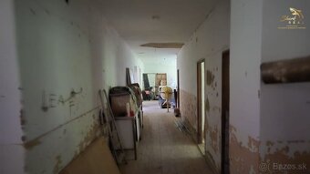 Priestranná budova s bývaním - 9