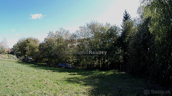 Stavebný, oplotený a slnečný pozemok s vinicou - obec Janík - 9