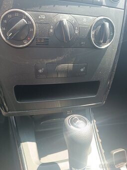 Predám Mercedes Benz A 160 automat rok 2011 - 9