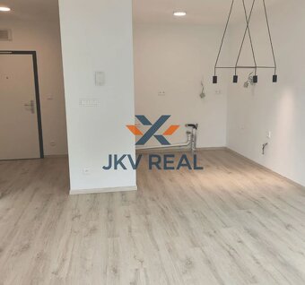 JKVreal ponúka na predaj 2-izbový apartmán s balkónom v proj - 9