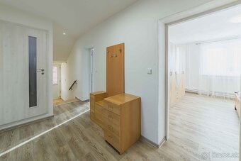 Zaujímavý rodinný dom v obci Mošovce - 9
