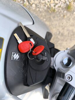 Suzuki gsr 600 - 9