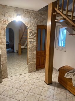 Krásny rodinný dom s bazénom v Pitelovej - 9