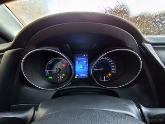 Predám toyoru Auris hybrid Touring sport - 9