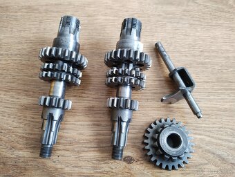 Prodám náhradní diely pro JAWA 550 pařez a jawa 555 - 9