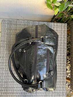 Lakovaná dámska taška Bueno - 9