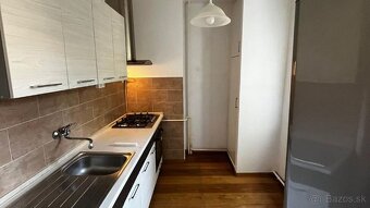 Na PREDAJ príjemný 2-izbový byt s balkónom v tichej a zelene - 9