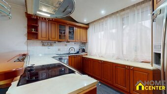 PREDAJ : PRIESTRANNÝ RODINNÝ DOM S BAZÉNOM, KOMÁRNO - 9