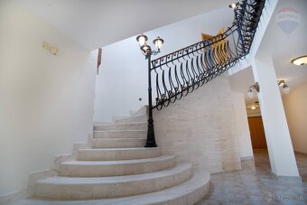 Veľký dom pre podnikanie a bývanie v kvalitnej stavbe – BAZÉ - 9