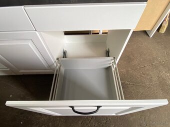 Moderná kuchynská linka bez spotrebičov - 9