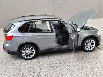 BMW X5 1:24 --------- 19 cm dĺžka ------- NOVÝ, KOVOVÝ MODEL - 9