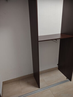Vstavaná skriňa so zrkadlovými posuvnými dverami - 9