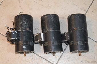 WWII nemecké letecké diely, servo motory a male suciastky - 9