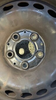 Predám plechové disky obute zimne pneumatiky - 9