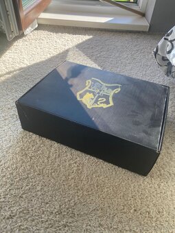 harry potter set (plášť,vajce,prutik,kravata,zlata strela... - 9