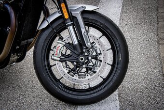 Triumph Speed Twin 1200 Stealth Edition - 9