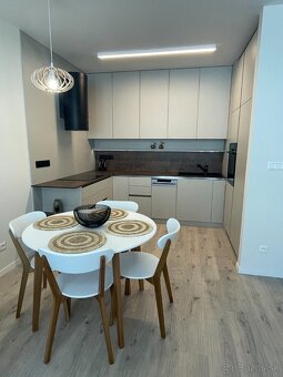Na prenájom dvojizbový elegantný byt v širšom centre BA - 9