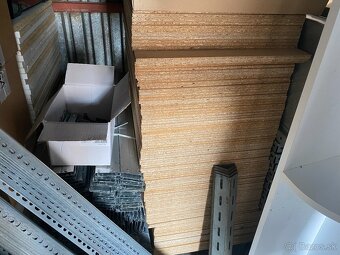 Kovové skladové regály s drevenými policami - 9