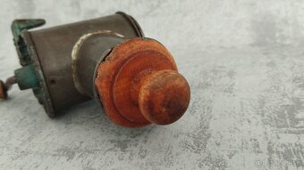 Velmi starý malý mlýnek na ořechy nebo čokoládu zn. CARMEN. - 9