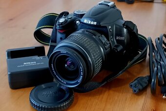 NIKON D5000 - baterie, nabíječka, popruh a objektiv - 9