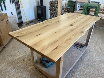 Masívny jedálenský stôl s prírodnou hranou - 9