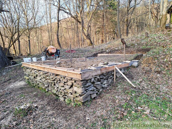 Dve drevenice na jednom pozemku v horách Javorníkov na pre - 9