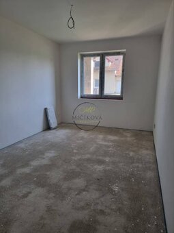 Skolaudovaná novostavba rodinného domu v obci Lúčnica nad Ži - 9
