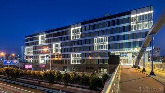 Obchodné priestory vhodné na gastro, showroom či predajňu v - 9