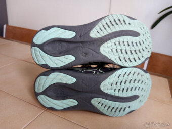 Panske bezecke Gore-Texove tenisky ASICS GEL PULSE. - 9