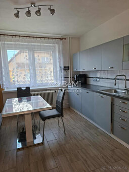 Rodinný dom s veľkou záhradou a garážou v tichej časti Choch - 9