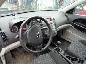 Kia ceed SW kombi, 1,6crdi rozpredám na náhradné diely - 9