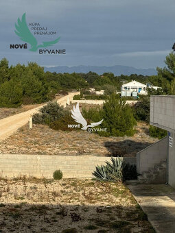 Novostavba domu s bazénom a výhľadom na more v Chorvátsku na - 9